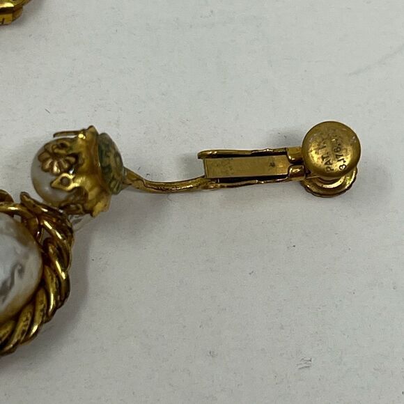 Miriam Haskell, Dangle Baroque pearl, gold tone clip on earrings. - Picture 4 of 10